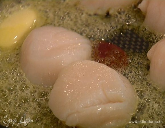 Разогреть в сковороде оставшееся оливковое и сливочное масло, выложить гребешки, посолить, поперчить и быстро обжарить с одной стороны. 