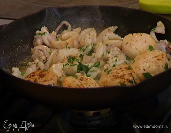 Перевернуть гребешки на другую сторону, добавить кальмары и петрушку, посолить, поперчить и обжаривать, пока гребешки не побелеют. 