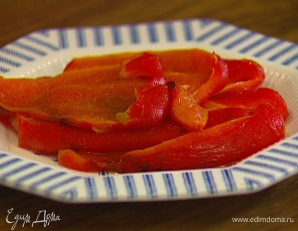 Сладкий перец запечь в духовке, поместить в целлофановый пакет, плотно закрыть и дать перцу пропотеть, затем снять кожицу и вынуть семена.