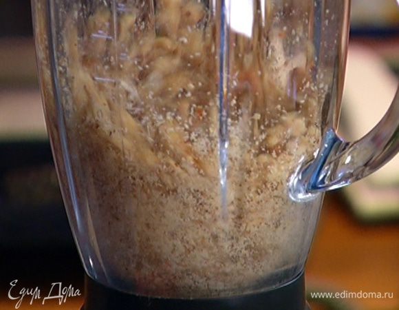 Орехи измельчить в блендере в муку.