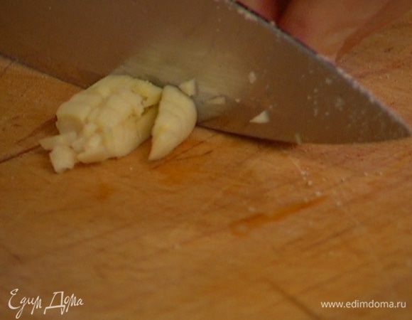 Оставшийся зубчик чеснока почистить и мелко порубить.