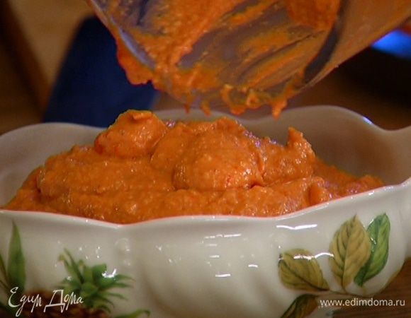 Приготовить соус ромеско: запеченный перец и помидоры взбить в блендере в пюре. Затем посолить, добавить орехи, чеснок, паприку и обжаренные хлебные гренки с чесноком и измельчить все в однородную массу. В конце влить 2 ст. ложки оливкового масла и уксус и еще немного взбить.