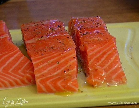 Семгу посолить, поперчить и слегка сбрызнуть оливковым маслом.