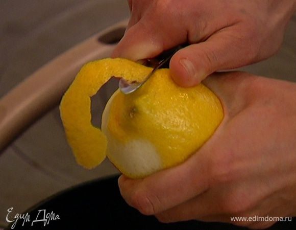 Цедру лимона срезать овощечисткой тонкими ленточками.