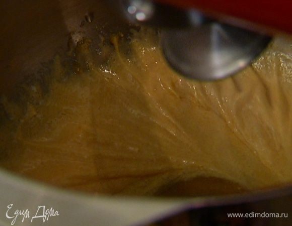 Желтки с сахаром взбить в комбайне.