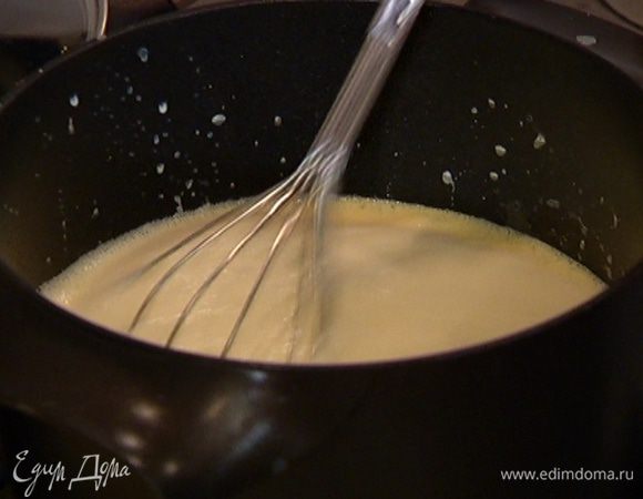 Непрерывно помешивая, прогревать на небольшом огне, пока масса не загустеет, затем выключить огонь и продолжать помешивать еще несколько минут, чтобы желтки не свернулись.