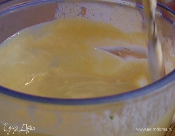 Сливки взбить и смешать с охлажденным мороженым.