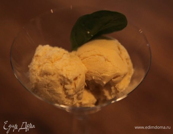 Отправить массу в машинку для приготовления мороженого или в морозилку и перемешивать через каждый час или полтора, чтобы замерзло равномерно.