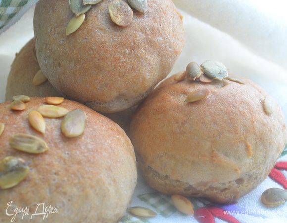 Приготовление: Просеять все виды муки на стол, сделать в середине воронку положить туда дрожжи, соль ,сахар. Влить теплую воду , помешивая вилкой муку. Вымесить тесто руками до гладкости. Положить в сухую миску и поставить подниматься. Тесто обмять, сформировать лепешки и разложить их на противне. Дать постоять минут 15. Смазать оливковым маслом, при желании посыпать сухими травами или семечками. Выпекать в нагретой до 200 градусов духовке. МИР ВАМ!