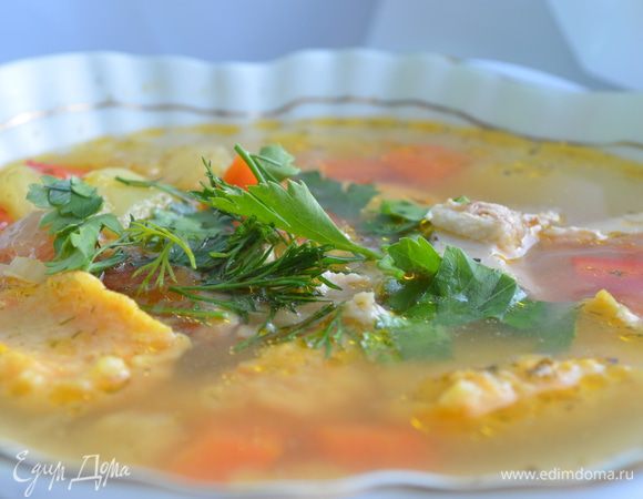 Приготовление: Сварить куриный бульон и одну морковь. Морковь вынуть. Болгарский перец, морковь, луковицу, помидор  порезать мелкими кубиками. Сельдерей  ломтиками. Чеснок мелко порубить. Все овощи пассеровать на оливковом масле . Картофель порезать кубиком, одну  половинку оставить целой. В бульон положить овощи и картофель варить до готовности овощей. Посолить, поперчить, положить специи. Разобрать мясо.
Морковь, отваренную в бульоне, натереть на очень мелкой терке. Половинку  картофелины размять вилкой. Добавить яйцо, соль размешать и всыпать муку. Все тщательно вымешать. Чайной ложечкой  оправлять тесто в суп.  Мелко порезать  зелень. Разлить по тарелкам и засыпать зеленью. МИР ВАМ!
