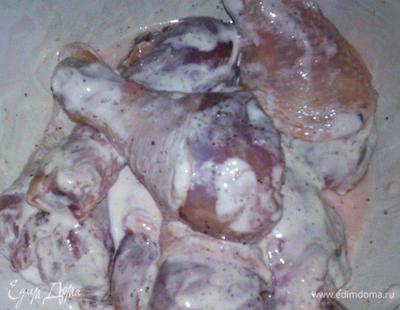 голени помыть и просушить.чеснок выдавить через пресс в сметану.добавить соль и специи,перемешать.в получившийся маринад положить голени и оставить на 2 часа.затем выложить на противень и запечь до золотистой корочки,около часа.