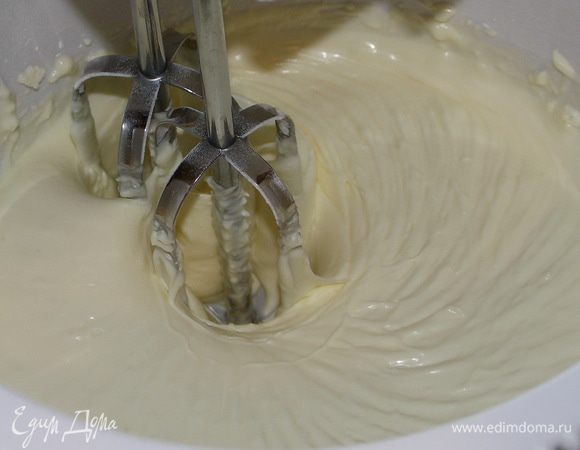 Желтки с сахаром поставить на паровую баню и тщательно прогреть непрерывно взбивая до побеления желтков и загустения.Добавить 2ст.л куантро.Тщательно перемешать.Снять с паровой бани.Добавить маскарпоне и соединить на небольших оборотах миксера.