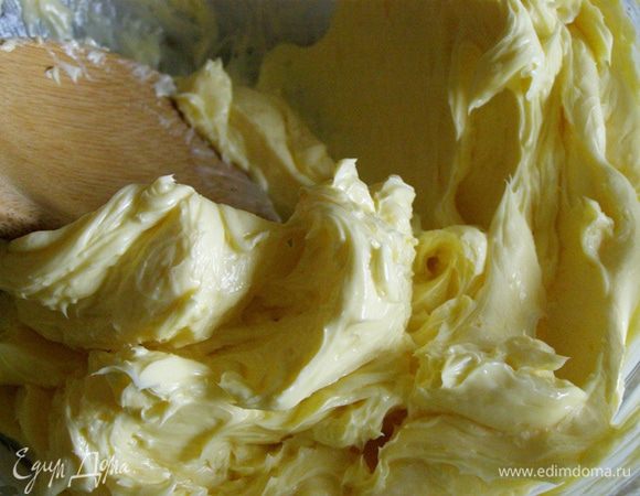 Масло взобьем деревянной ложкой