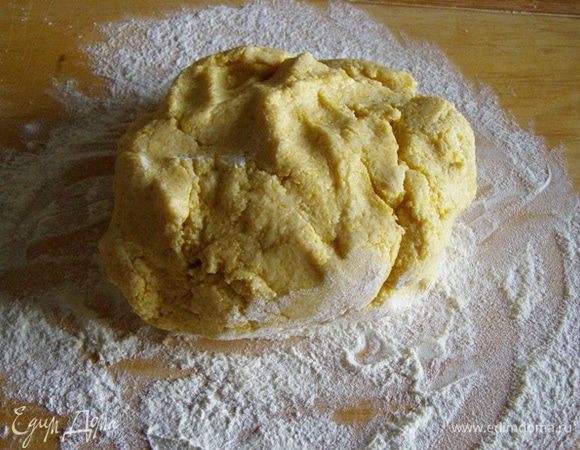 Добавим сахарную пудру, оба вида муки. Перемешаем, должно получится мягкое тесто, которое не липнет к стенкам посуды. Если у вас кукурузная крупа, то ее надо измельчить, например, в кофемолке