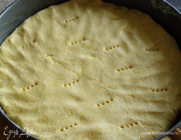 Выложим в форму, наколем в нескольких местах вилкой, чтобы корж не вспучился при выпекании