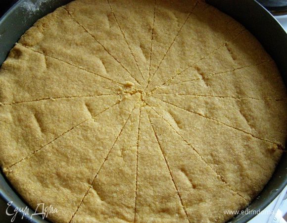 Выпекаем в предварительно разогретой до 160 градусов духовке 55-60 минут. Готовый корж надрежем ножом на 12 частей и оставим остывать в форме. После этого нарежем на 12 ломтиков. Коржики получаются очень песочными - к утреннему чаю или кофе лучше не придумаешь