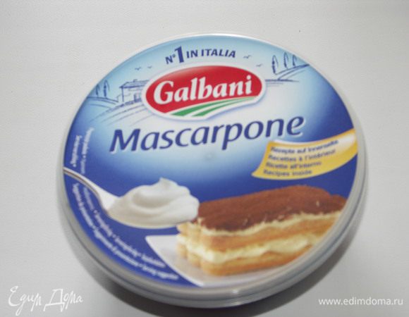 Собираем пирожные.Кусочки печенья или бисквитные сухарики опускаем на 1-2с в сок.Укладываем слой в креманки.Сверху кусочки апельсина.Потом крем.И следом второй слой.