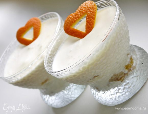 Сверху можно украсить сердечками или цветочками вырезанными ножницами из апельсиновой цедры с небольшим слоем кожуры(для прочности). Готовые пирожные убираем в холодильник на несколько часов(лучше на ночь).