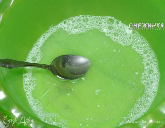 Минеральную воду наливаем в миску, насыпаем разрыхлитель, смешиваем и наблюдаем, как происходит реакция (появится пена, которая быстро проходит).