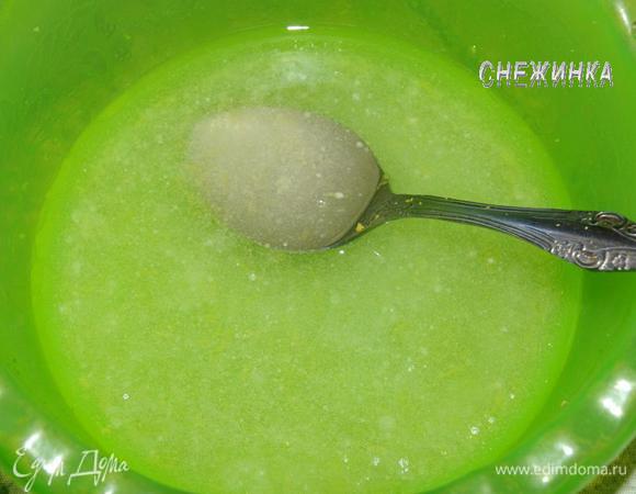 Добавляем растительное масло и сахар, цедру половины лимона. Перемешиваем.