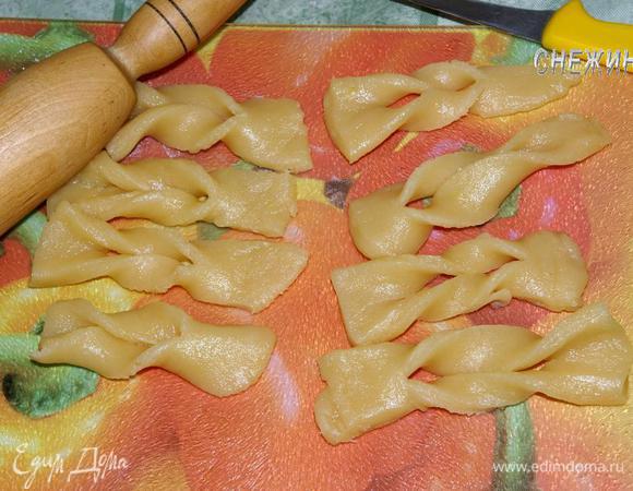 Получатся вот такие печеньки-хворосты.