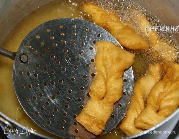 Жарим хворост в раскаленном растительном масле. Совет: жарьте порциями, штук по 6-7. Иначе можно не уследить за ними. 