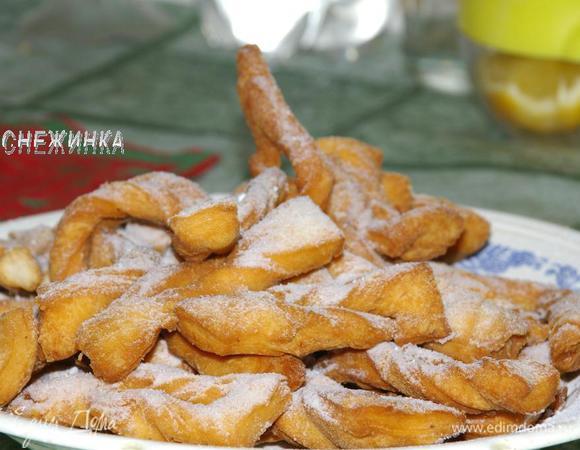 Готовый хворост посыпаем сахарной пудрой. Лакомство готово! 