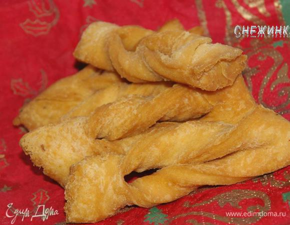 И сам хворост как бы сделаны из слоеного теста!