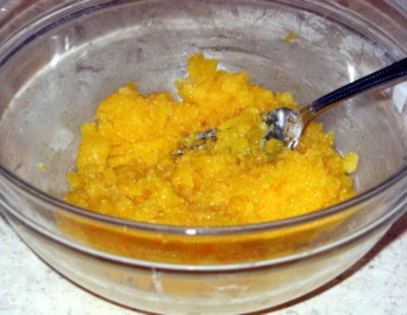 Смешать желтки с сахаром, ванилином и крахмалом.