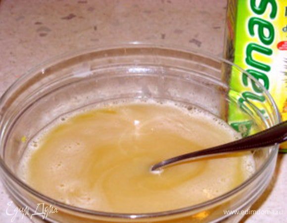 Влить 500 мл ананасового сока. Хорошо перемешать. 