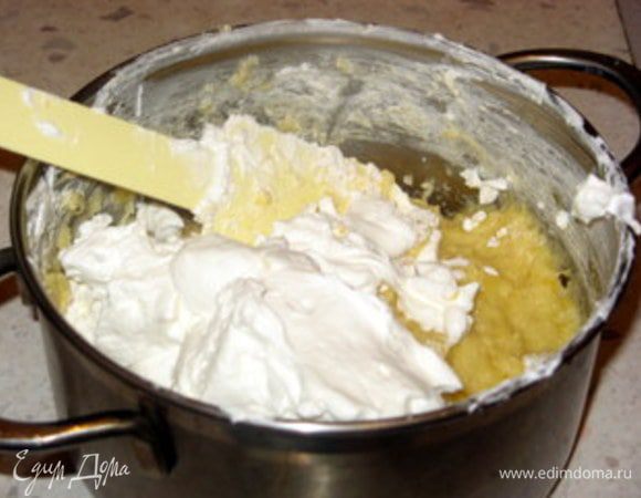 200 мл сливок ввести в ананасовый крем. Хорошо перемешать.