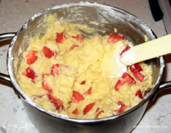 Нарезать клубнику. 
Добавить клубнику в крем.
