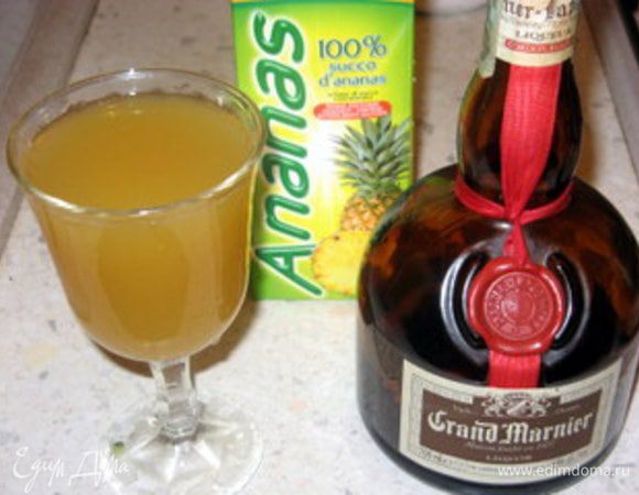 Смешать 100 мл ананасового сока с рюмочкой рома. Пропитать бисквит.