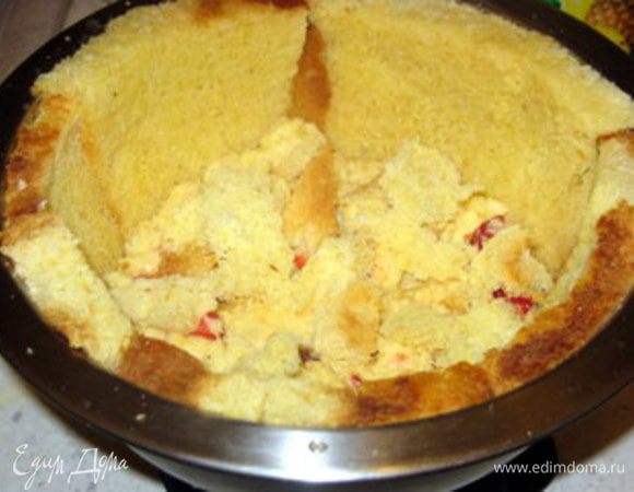 Выложить крем на бисквит, чередуя с кусочками (обрезками) бисквита.