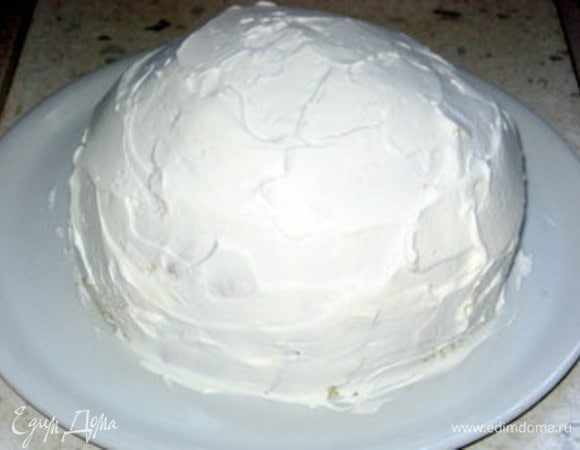 Накрыть сверху оставшимися кусочками бисквита и убрать в холодильник минимум на 3 часа.
Достать готовый торт из холодильника. Смазать оставшимися взбитыми сливками.
