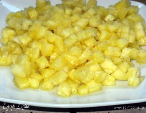 Ананас нарезать на мелкие кубики. 
Украсить торт кубиками ананаса.
