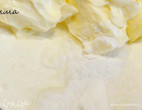 Приготовим тесто. Смешаем масло комнатной температуры со сметаной, солью и содой.