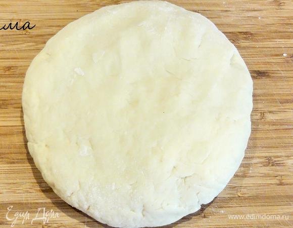 Добавляем муку и замешиваем не крутое тесто.