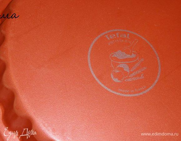 Смажьте немного маслом форму для выпечки.