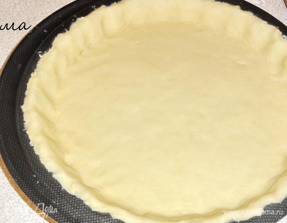 Раскатайте тесто, выложите его на дно и бортики. Излишки теста уберите.