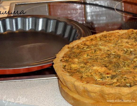 Выпекайте пирог в предварительно разогретой до 180 градусов духовке 40 минут. Затем дайте ему немного остыть и выньте из формы.