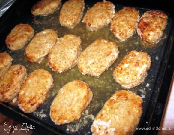 Прежде всего заливаем хлопья кипятком, накрываем и оставляем. Время зависит от помола хлопьев. Нордик запаривается за 5 мин, обычный Геркулес мин 30. Нам надо, чтобы жидкости в емкости не осталось. Это у нас вместо хлеба. Мясо превращаем в фарш, добавляем измельченные лук, чеснок, травки, распаренные хлопья. Солим. Перемешиваем и отбиваем. Заварка. Повторяем перемешивание и отбивание. Влажными руками лепим котлетки. Обваливаем в панировке. Берем бумагу для выпечки. Слегка  смачиваем. Выкладываем котлетки.  Духовка 200 гр 20 мин. Достаем, аккуратно снимаем котлетки, не спешим. Помагаем лопаткой. Бумагу убираем. Котлеты переворачиваем. Наливаем пару чашек кипяченной воды и еще минут на 10 в духовку. Можно чуть подгрилить. Приятного аппетита!