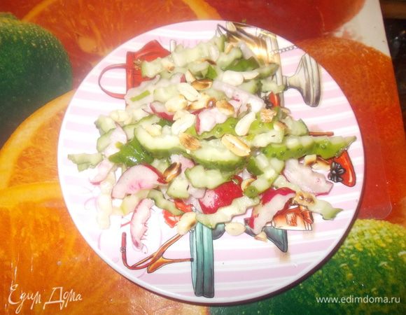 орехи порубить и обжарить на сухой сковороде.заправляем салат,перемешиваем.при подаче посыпаем орешками.