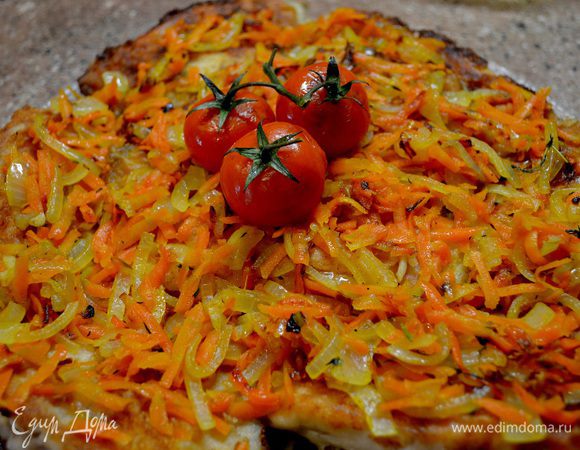 Готовую рыбу укладываем на блюдо,в это время обжариваем лук(соломкой порезанный),морковь(на крупной тёрке)кто любит добавьте томатного соуса.Готовым луком с морковью накрываем нашу рыбу и оставляем мин.на 10-15 пропитаться.