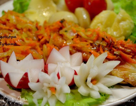 Подала рыбу с картошкой(сварена в мундире и почищена)посолить и полить немного подсолнечным маслом,