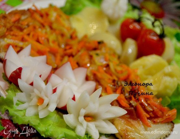 из редиски и лука вырезала цветочки