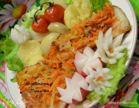 всё подаётся на листьях салата.