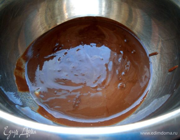 Шоколад соединить с маслом и растопить на медленном огне, помешивая. 