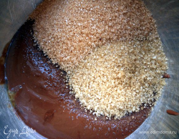 Соединить с сахаром и немного растереть.