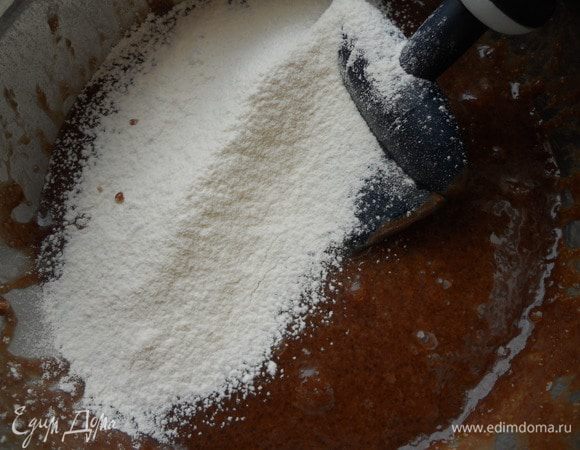 Просеять муку.